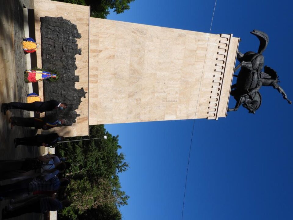 Depunerea de coroane de flori la statuia ecvestra a Lui Stefan cel Mare 3