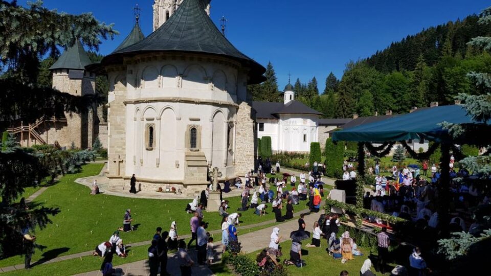 Credinciosii s-au adunat de dimineata si asista la Sfanta Liturghie in curtea Manastirii Putna