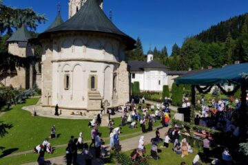 Credinciosii s-au adunat de dimineata si asista la Sfanta Liturghie in curtea Manastirii Putna