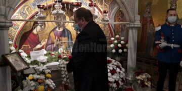 Coroane de flori depuse la statuia ecvestră a lui Ștefan cel Mare