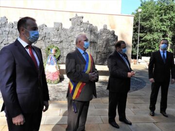 Coroane de flori depuse la statuia ecvestră a lui Ștefan cel Mare