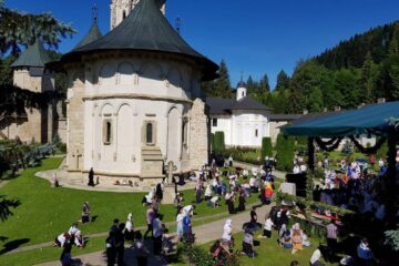 Credincioșii au păstrat distanța în timpul slujbei la Mănăstirea Putna