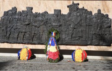 Coroane de flori depuse la statuia ecvestră a lui Ștefan cel Mare
