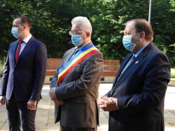 Coroane de flori depuse la statuia ecvestră a lui Ștefan cel Mare
