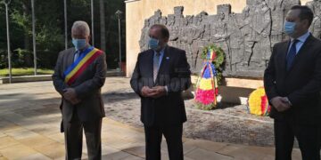 Coroane de flori depuse la statuia ecvestră a lui Ștefan cel Mare