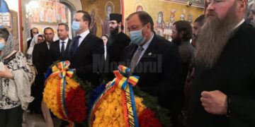 Coroane de flori depuse la statuia ecvestră a lui Ștefan cel Mare