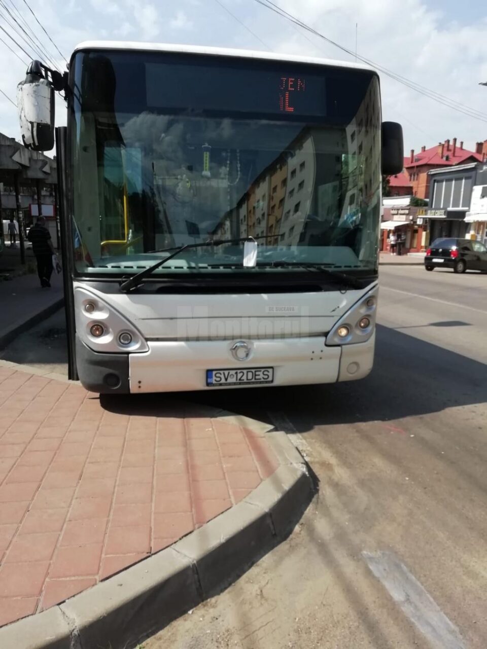 Grevă de solidaritate la TPL Suceava, cu măsti de protecție atârnate pe ștergătoare