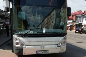 Grevă de solidaritate la TPL Suceava, cu măsti de protecție atârnate pe ștergătoare