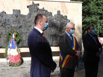 Coroane de flori depuse la statuia ecvestră a lui Ștefan cel Mare