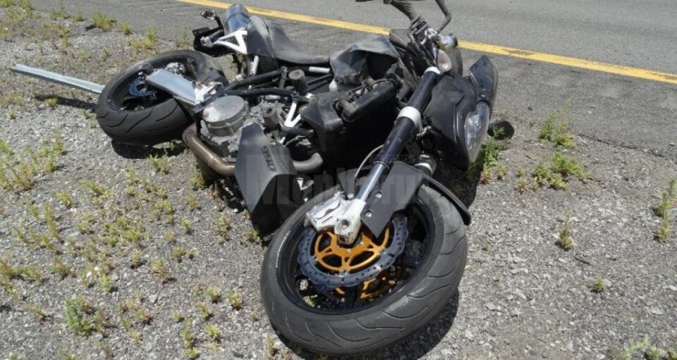 Motocicleta s-a rasturnat la marginea drumului
