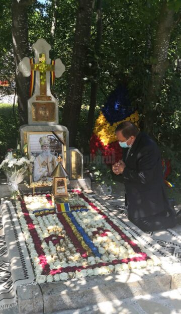 Coroane de flori depuse la statuia ecvestră a lui Ștefan cel Mare