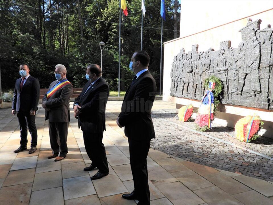 Sărbătoarea Sfântului Voievod Ștefan cel Mare a fost marcată la Suceava, prin depunerea de coroane de flori la statuia ecvestră a domnitorului Sărbătoarea Sfântului Voievod Ștefan cel Mare a fost marcată la Suceava, prin depunerea de coroane de flori la statuia ecvestră a domnitorului