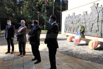 Sărbătoarea Sfântului Voievod Ștefan cel Mare a fost marcată la Suceava, prin depunerea de coroane de flori la statuia ecvestră a domnitorului