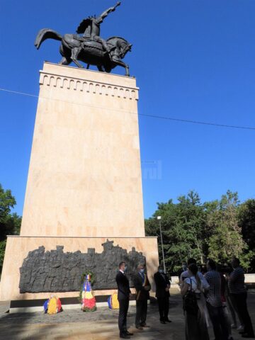 Coroane de flori depuse la statuia ecvestră a lui Ștefan cel Mare