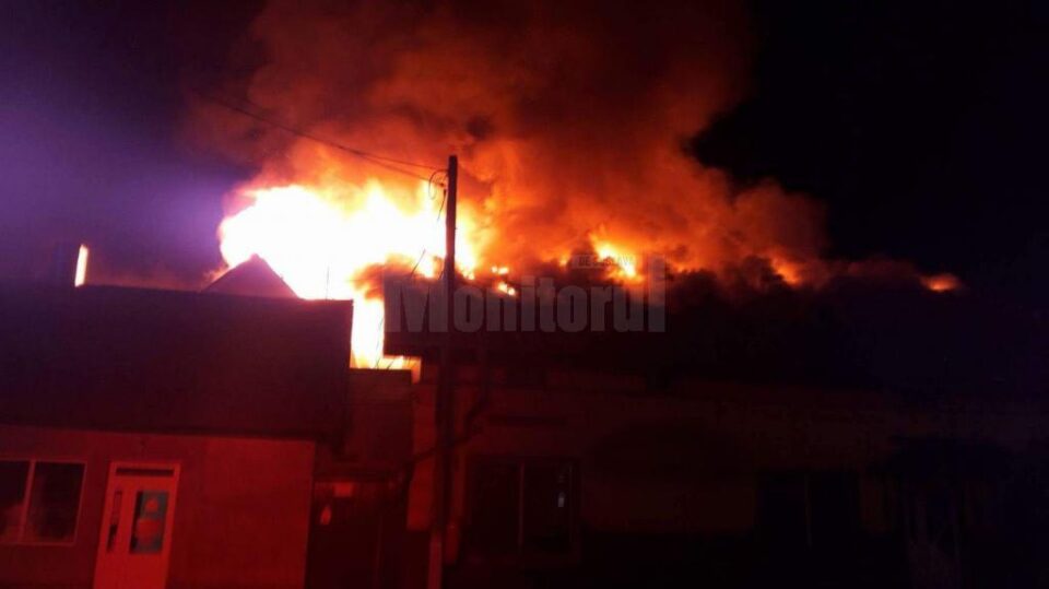 Foc in noapte la garaj