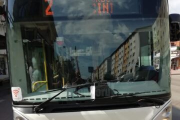 Toate autobuzele TPL Suceava care au fost vineri pe trasee au avut atârnate de ștergătoarele ridicate măști albe de protecție