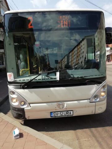 Toate autobuzele TPL Suceava care au fost vineri pe trasee au avut atârnate de ștergătoarele ridicate măști albe de protecție
