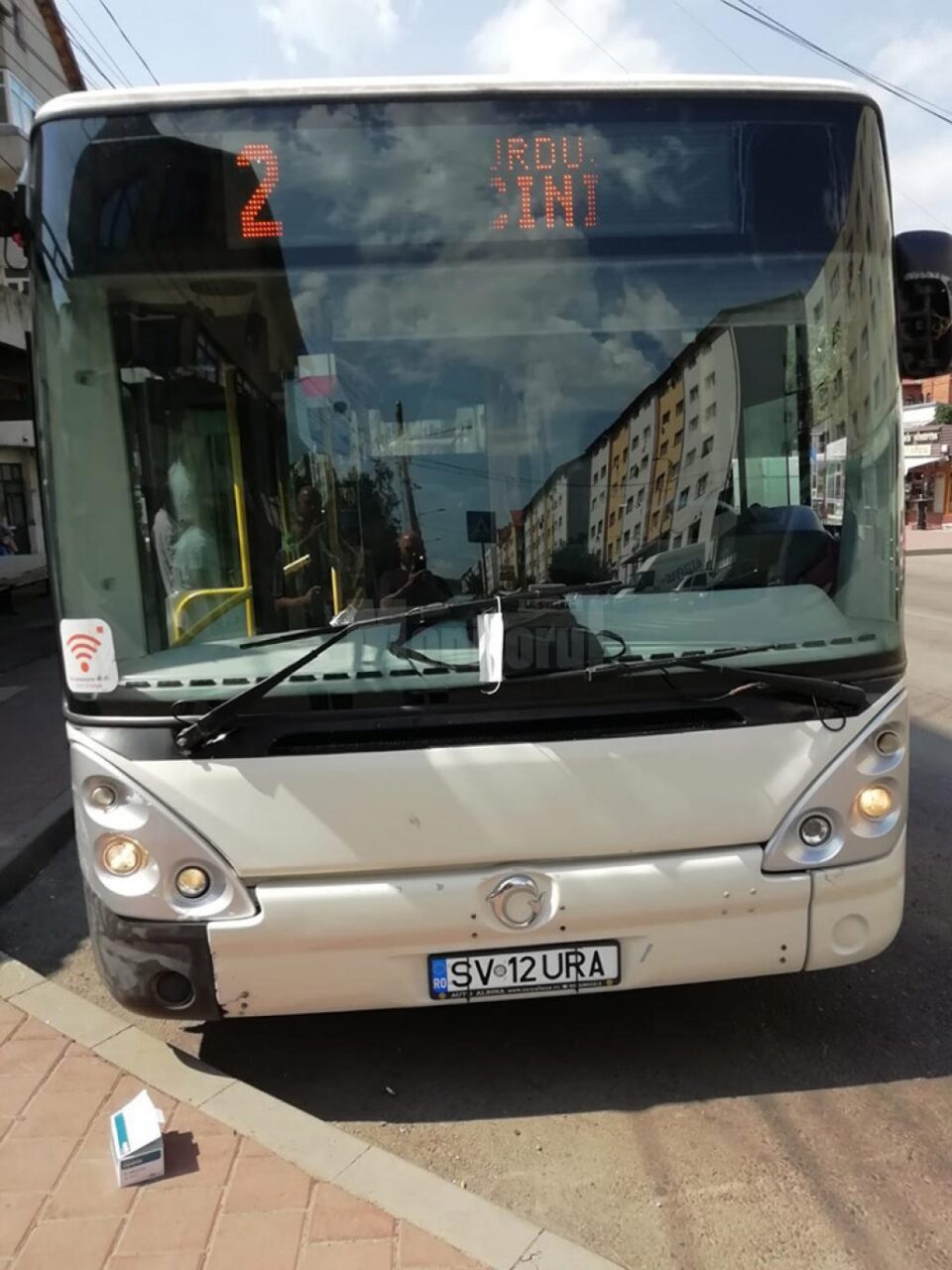 Toate autobuzele TPL Suceava care au fost vineri pe trasee au avut atârnate de ștergătoarele ridicate măști albe de protecție