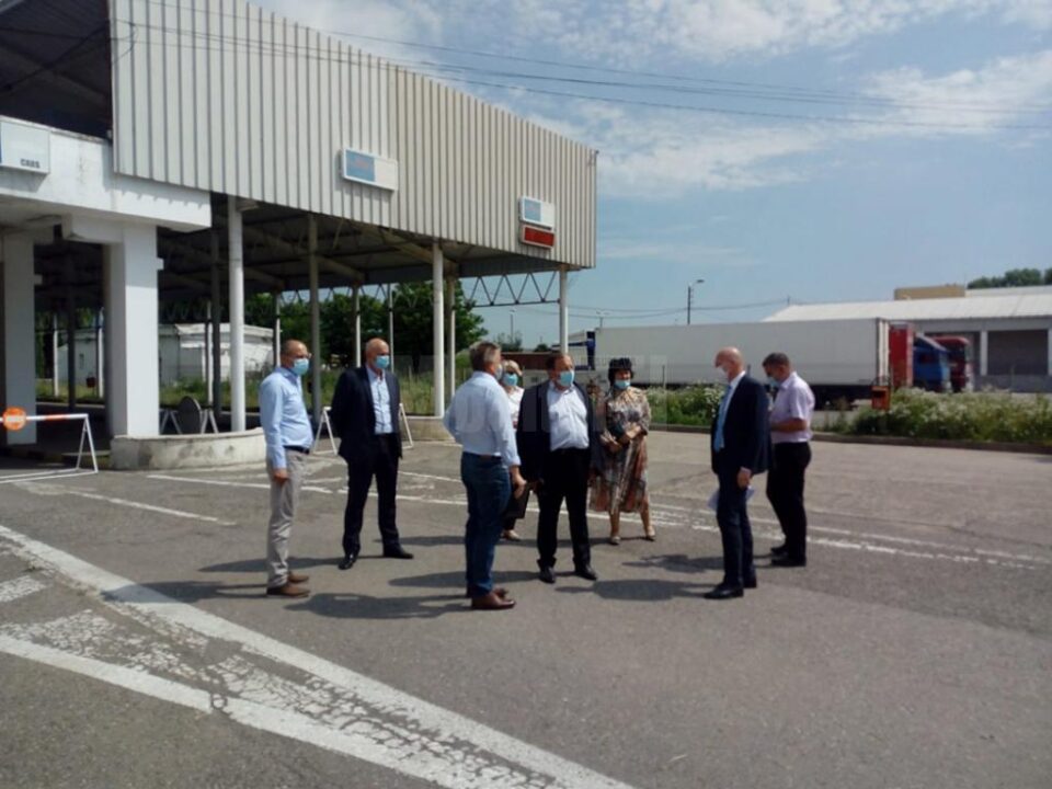 Președintele CJ, Gheorghe Flutur, a avut vineri o întâlnire de lucru în Punctul de Trecere a Frontierei Siret, pe tema modernizării Vămii Siret