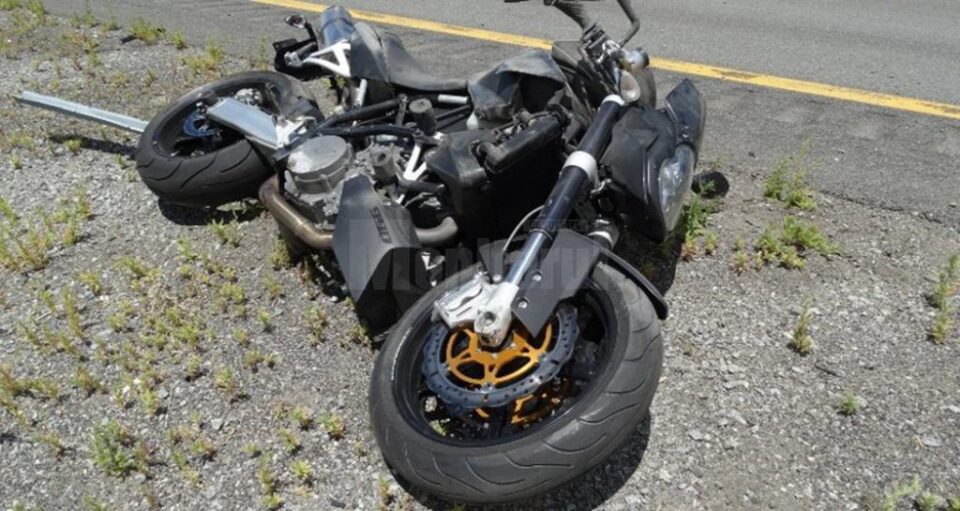 Băut și fără permis, s-a răsturnat cu motocicleta într-un șanț