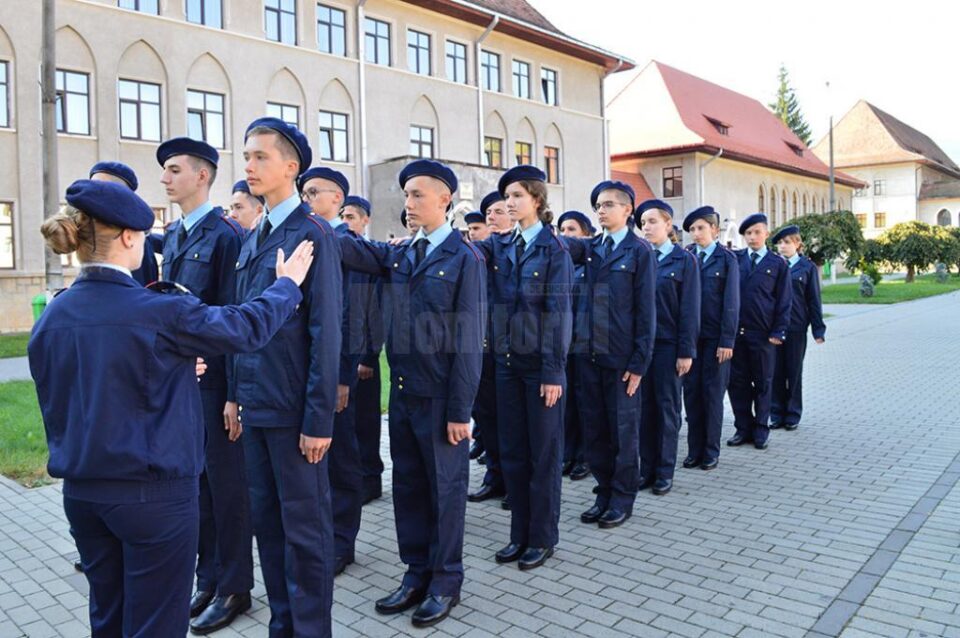 65 de băieți și 55 de fete vor îmbrăca din toamnă uniforma de licean militar