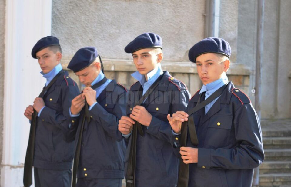65 de băieți și 55 de fete vor îmbrăca din toamnă uniforma de licean militar
