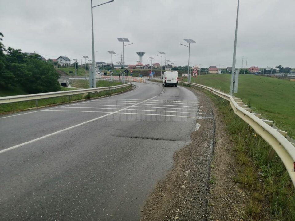Problemele au apărut pe porțiunea de drum județean, dar nu de la alunecări de teren
