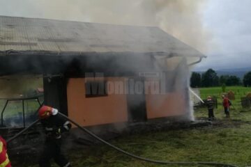 La sosirea pompierilor flacarile cuprinsesera mare parte din magazia ocolului