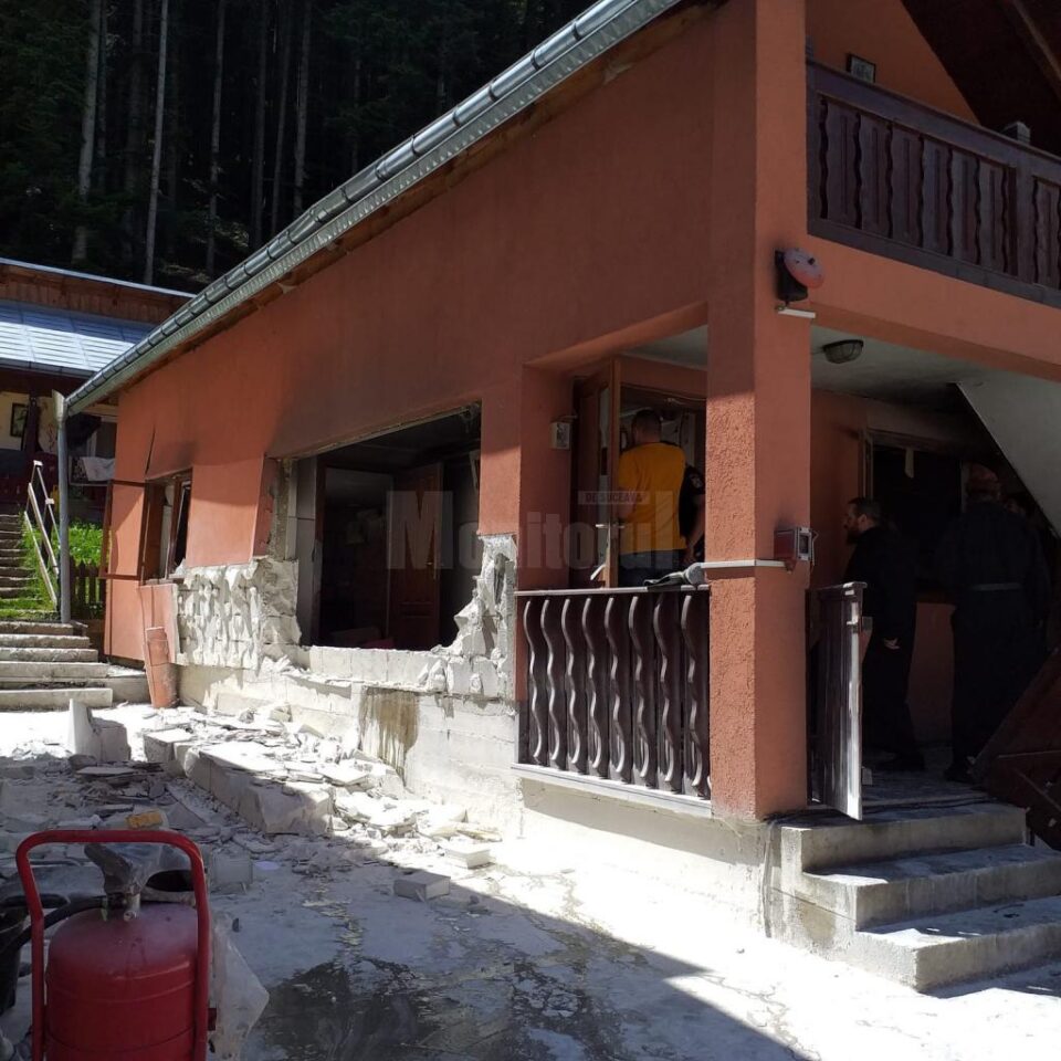 In urma exploziei geamul si zidaria anexei au fost distruse In urma exploziei geamul si zidaria anexei au fost distruse