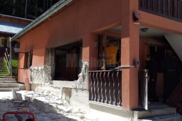 In urma exploziei geamul si zidaria anexei au fost distruse