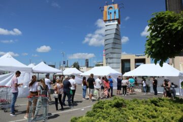 Kebab, tantuni cu pui și gözleme au avut cel mai mare succes, oamenii stând la coadă, sub soarele arzător, pentru a le gusta