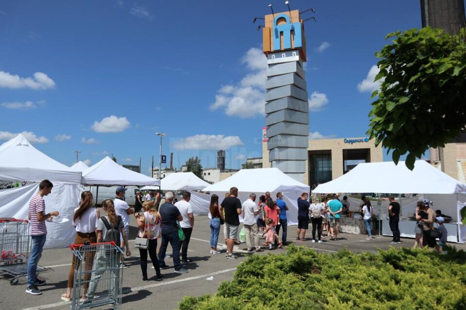 Kebab, tantuni cu pui și gözleme au avut cel mai mare succes, oamenii stând la coadă, sub soarele arzător, pentru a le gusta