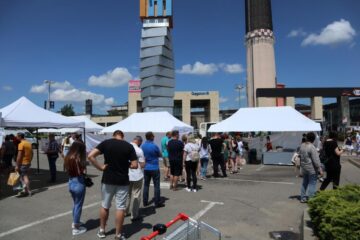 Kebab, tantuni cu pui și gözleme au avut cel mai mare succes, oamenii stând la coadă, sub soarele arzător, pentru a le gusta