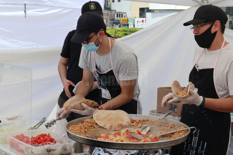 Kebab, tantuni cu pui și gözleme au avut cel mai mare succes, oamenii stând la coadă, sub soarele arzător, pentru a le gusta