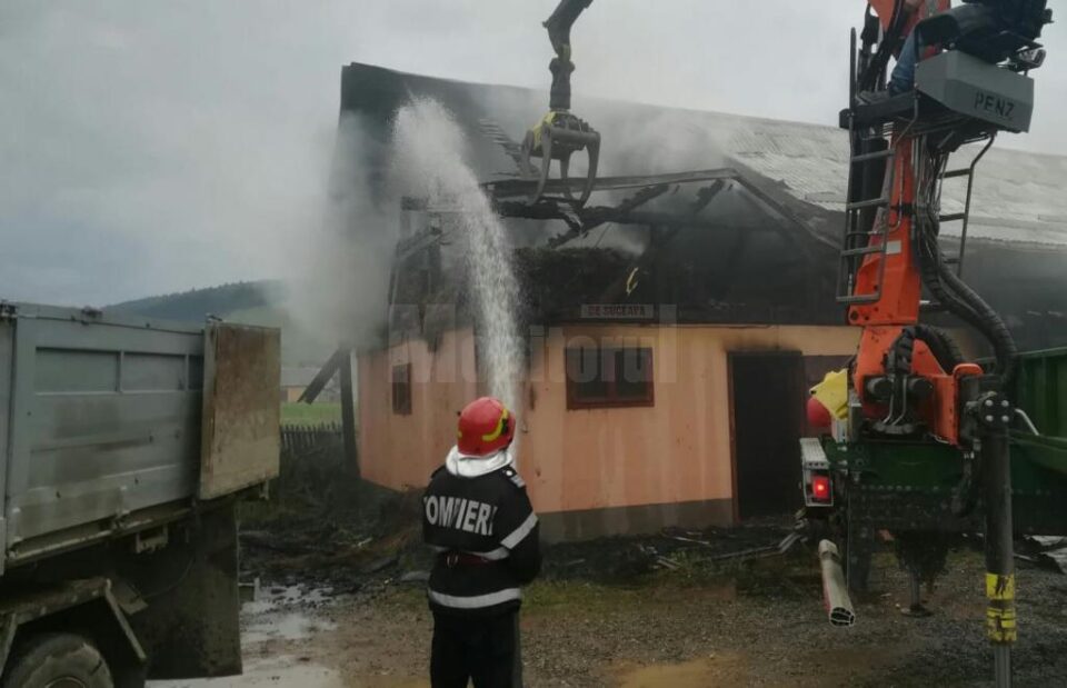 Un incendiu a cuprins sâmbătă seara magazia Ocolului Silvic din Stulpicani