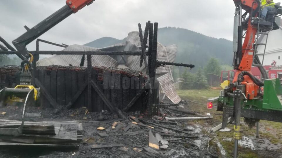 Un incendiu a cuprins sâmbătă seara magazia Ocolului Silvic din Stulpicani