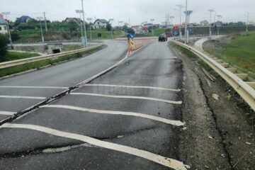 Degradări de asfalt la joncțiunea cu șoseaua de centură, la Moara