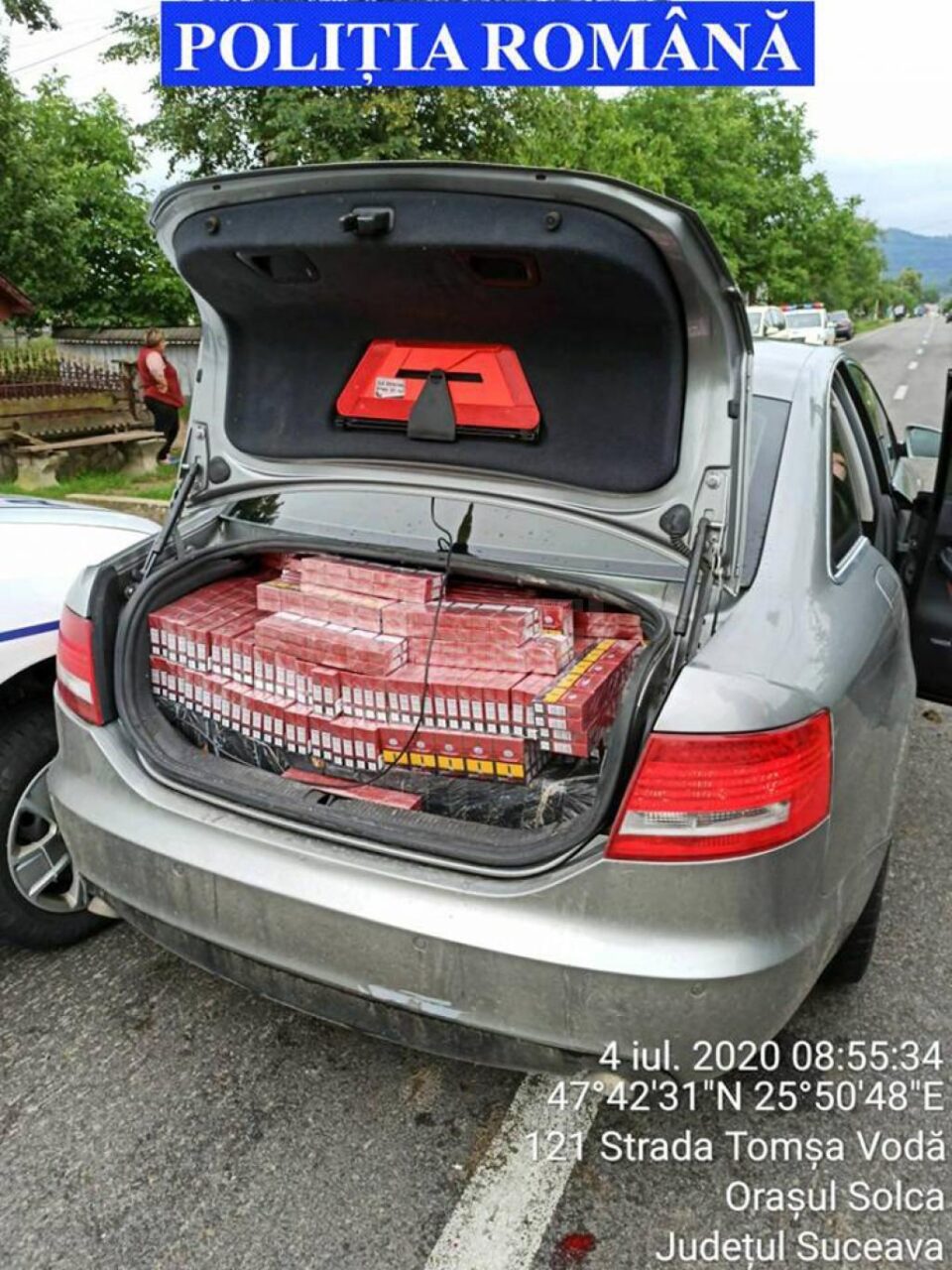 Țigări pe bancheta din spate și în portbagaj