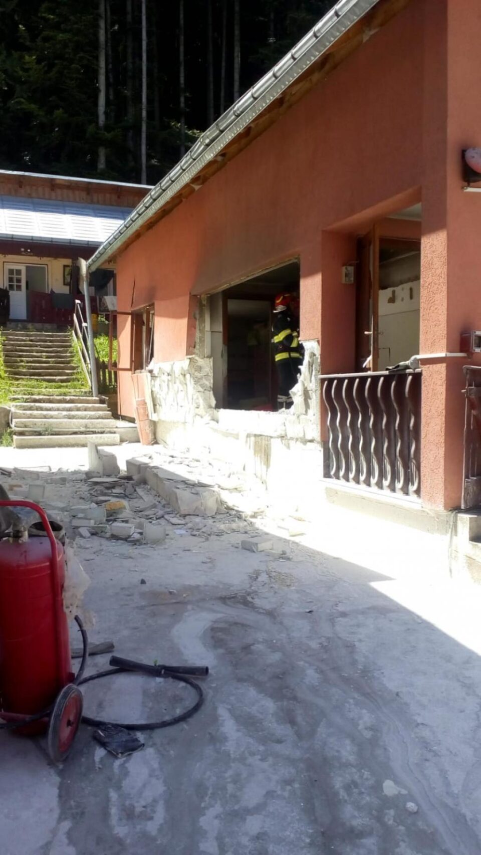 În urma deflagrației, cinci persoane au fost rănite și clădirea afectată grav