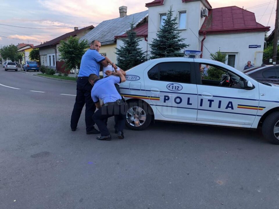 Șofer încătușat pe stradă, în Rădăuți