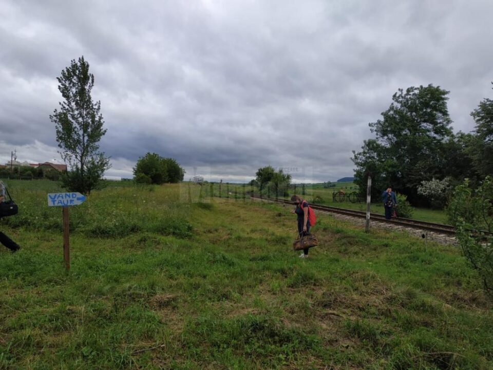 O parte din călători au coborât și au luat-o pe câmp, spre șoseaua națională