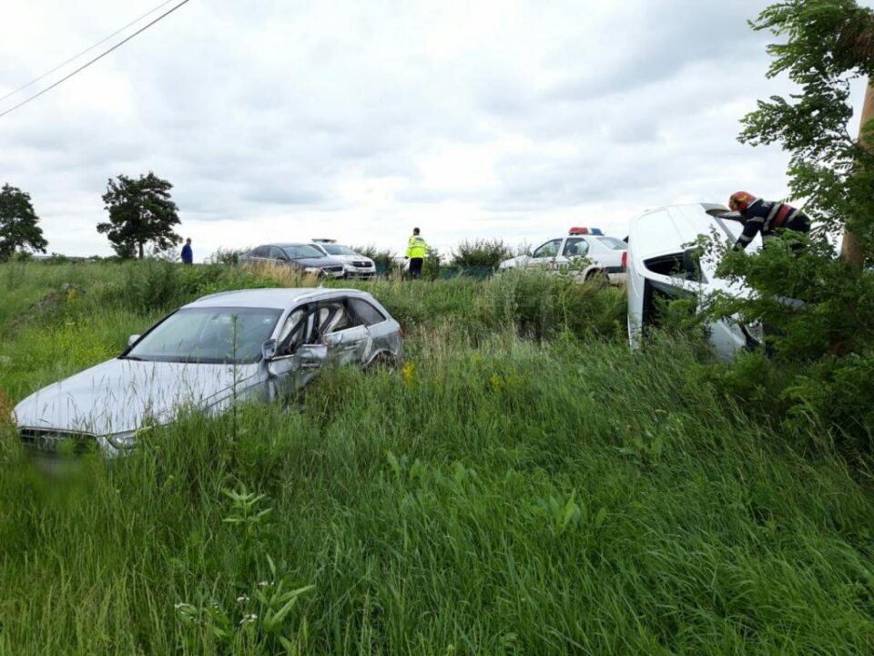 In urma impactului, ambele vehicule au fost proiectate in afara drumului