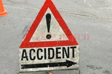 Un autoturism BMW s-a răsturnat în albia unui pârâu după o coliziune cu un alt autoturism