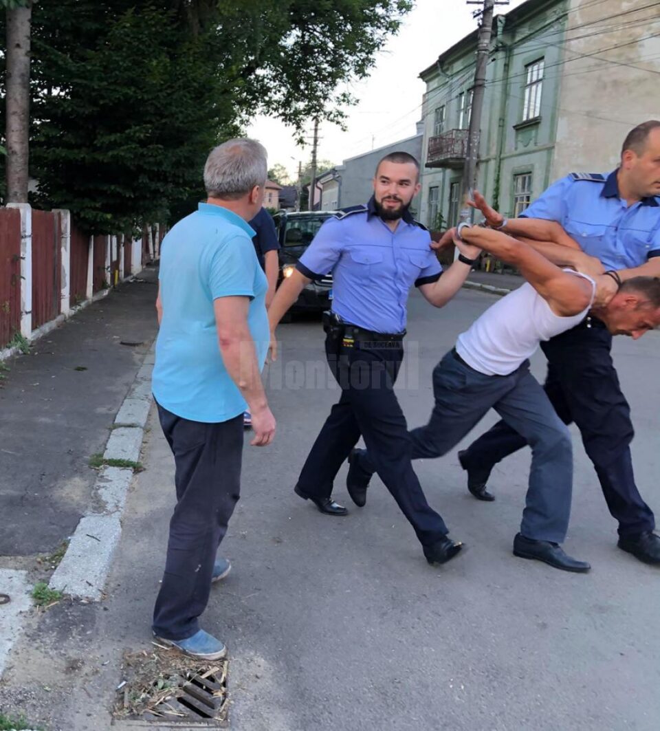 Șofer încătușat pe stradă, în Rădăuți