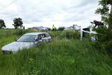 În urma impactului, ambele vehicule au fost proiectate în afara drumului