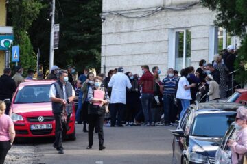 Nervi, lacrimi și scandal la Policilinica Areni, după ce DSP a impus reguli stricte de acces