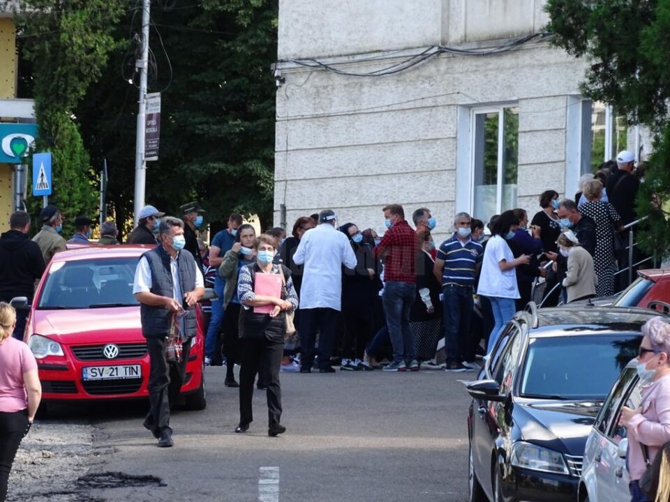Nervi, lacrimi și scandal la Policilinica Areni, după ce DSP a impus reguli stricte de acces Nervi, lacrimi și scandal la Policilinica Areni, după ce DSP a impus reguli stricte de acces