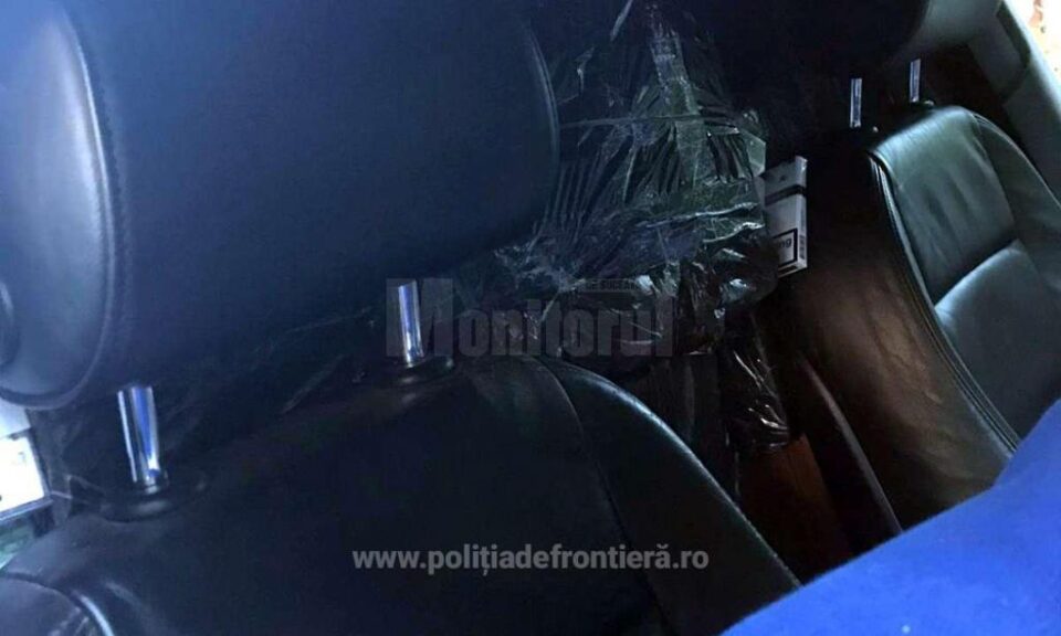 Autoturism burdușit cu mii de pachete de țigări, capturat la Vicovu de Sus