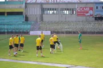 Forestierii se antrenează în grupuri restranse sub supravegherea antrenorilor Dorin Goian si Daniel Balan