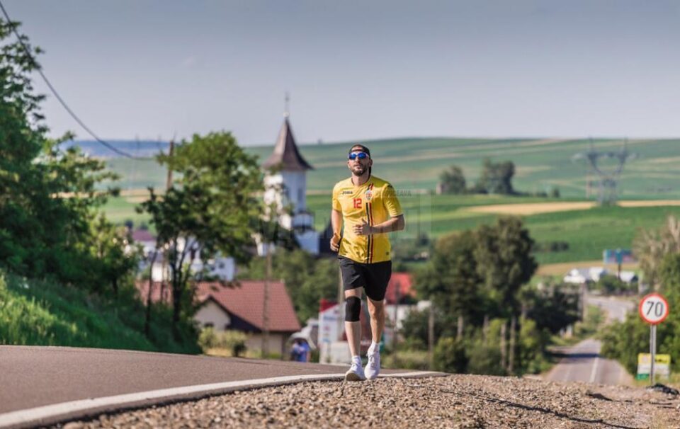 Ștefan Mandachi a parcurs pe jos 21 de km, după ce a pierdut un pariu - Foto Cătălin Urdoi Ștefan Mandachi a parcurs pe jos 21 de km, după ce a pierdut un pariu - Foto Cătălin Urdoi